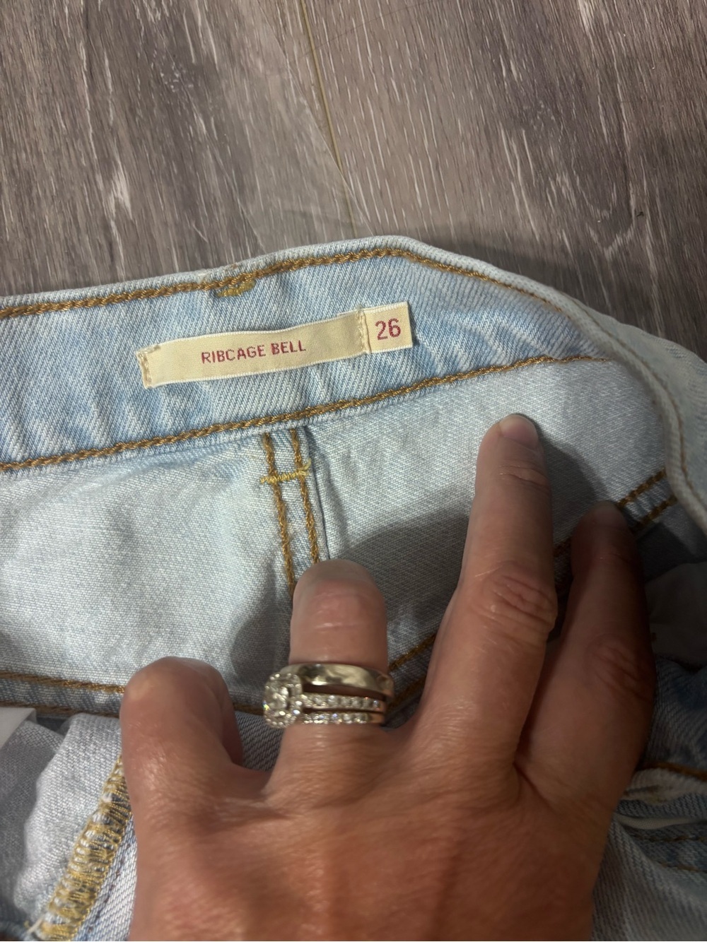 Levi’s Ribcage Bell Light Wash Women’s Jeans - Size 26 - Picture 2 of 4